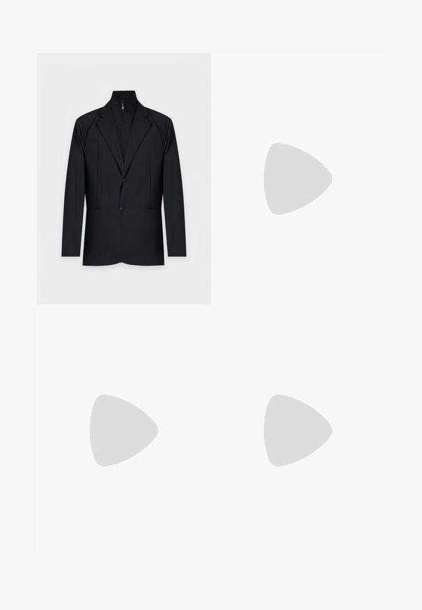Schwarzer Herrenblazer mit Spitzenrevers, zwei Knöpfen und einer integrierten Reißverschluss-Innenschicht mit hohem Kragen.; Himmelblaues Langarmhemd mit klassischem Kragen, durchgehender Knopfleiste und kontrastierenden Knöpfen; aus glattem Stoff mit frischer Oberflächenstruktur gefertigt.; Grau maßgeschneiderte Anzughose mit Gürtelschlaufen, vorderen Falten und einem Frontreißverschluss, flach auf hellem Hintergrund präsentiert.; Schwarze Lederschuhe mit runder Zehenpartie, Schnürdesign, glatter Textur und einer flachen Gummisohle. Minimale Nähte.