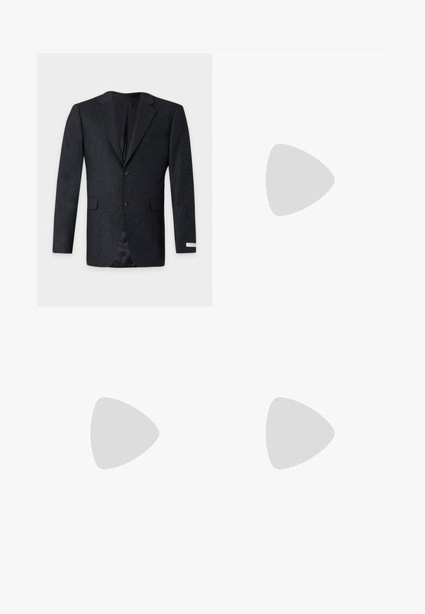Blazer para hombre de color gris oscuro con dos botones, solapas con muesca, dos bolsillos delanteros con solapa y forro interior liso negro.; Camisa de manga larga azul marino, hecha de una tela suave, con cuello puntiagudo, cierre delantero de botones y puños con dobladillo redondeado.; Pantalones formales negros de pierna recta con cintura alta y un diseño limpio y minimalista, exhibidos sobre un fondo claro y liso.; Mocasines de piel negra con una suela de goma texturizada y baja, y un diseño de costura en la parte superior. Presenta una punta redondeada y mínimas ornamentaciones.