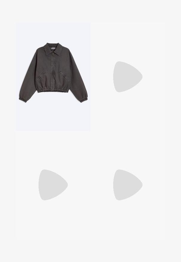 Mørkegrå jakke med lynlås og krave, to lynlåslommer i siden, elastiske manchetter og kant, lagt fladt på en lys baggrund.; Sort T-shirt med korte ærmer og rund hals, lagt fladt mod en hvid baggrund med en synlig lille nakkemærke.; Sorte denimbukser med lige ben design, der har fem lomme stil, metal knapdetaljer og en subtil tekstur.; Sorte læder loafersko i stil med flad, tekstureret sål, med en syet tå og en rem over vristen.