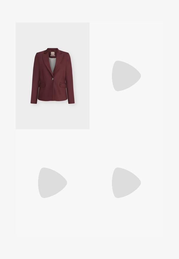 Donker bordeauxrode damesblazer met één knoop, op maat gemaakt, met ingesneden revers en voorzakken met kleppen, afgebeeld op een effen achtergrond.; Mouwloze witte blouse met een wikkelontwerp, voorzien van een decoratieve ring in goudkleur op de rechter schouder.; Bordeauxrode rechte broek met een gladde textuur, voorzien van een vlakke voorkant en zonder zichtbare zakken. Op maat gemaakt ontwerp met een klassieke pasvorm.; Bordeaux leren slingback kitten heel met spitse neus, zwevend boven een grijze textuur op de voorgrond van een donkergroene muur.