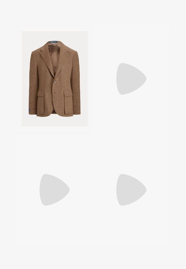Brun blazer i fiskebenmønster med to-knapslukning, hakrivningskraver og sidelommer med lapper. Foret indvendigt med en glat tekstur.; Lysegrå strikket sweater med en tykk kabelstrikmønster, lange ærmer, ribstrikkede ærmekanter og rund halsudskæring.; Brune manchesterbukser med plisseringer, forreste knap og lynlås, bæltestropper, klaplomme på venstre side og opsmøgede bukseben.; Brun læder penny loafer sko med lav hæl og syninger langs fronten og siderne, vist fra siden på en hvid baggrund.