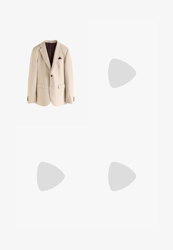 Beige enkeltknappet blazer med hakkede reverser, en knap, to frontlommer med klap, en brystlomme med mørkebrun lommetørklæde samt mørkebrun foring.; Beige langærmet sweater med rund hals og ribstrikkede manchetter og kant, med en lille broderet logo på venstre bryst.; Taupe plisserede bukser med sidelommer og et brunt bælte med en sølvspænde, vist på en hvid baggrund.; Brune læder loafers med et vævet detaljer og et guldfarvet element. Flad træhæl med sort gummigreb. Glat tekstur, klassisk design.