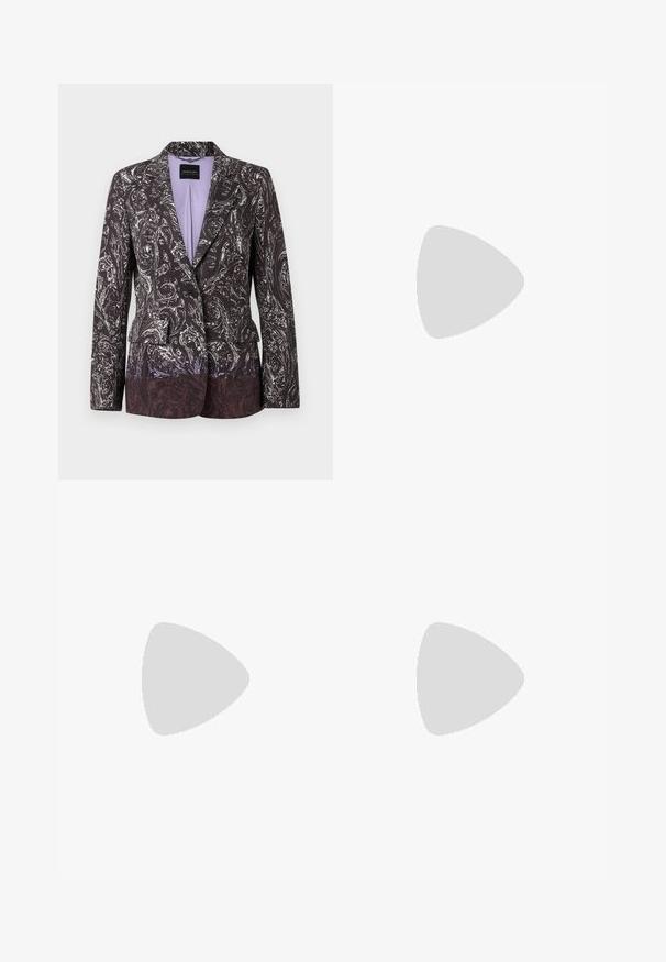 Blazer cintré pour femme avec motif paisley noir et blanc complexe, fermeture à un bouton et doublure intérieure lavande.; Robe midi à motifs en rose pastel avec des manches courtes volantées, des designs en forme de diamant orange et bleu, et un ourlet évasé avec volants.; Sandale à talons hauts avec semelle rose, brides multicolores en strass et décoration à franges arc-en-ciel suspendues à la sangle de cheville avec boucle.; Petit sac à main rectangulaire rose décoré de motifs diagonaux en perles et strass avec une fermeture dorée sur le dessus.