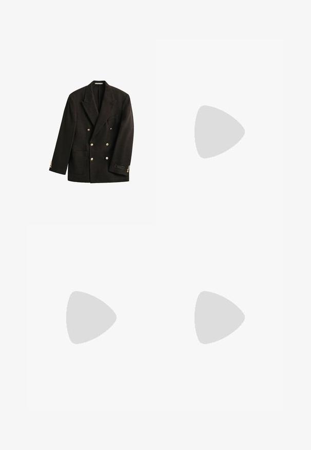 Donkerbruine, dubbelrijige blazer met brede revers, goudkleurige knopen, een opgestikte zak en een klein label op de linker mouwmanchet.; Bruine coltrui van zacht materiaal, met lange mouwen en een ribgebreide kraag. Glad oppervlak met een aansluitend ontwerp.; Bruine herenkleedbroek met een subtiel ruitpatroon, knoopsluiting, zijzakken en riemlussen, plat gelegd op een witte achtergrond.; Bruine leren herenschoen met brogue-details, vleugelperforatie en zwarte veters, getoond vanaf de buitenkant.