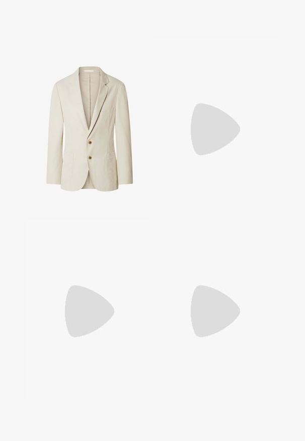 Lysebeige herreblazer med hakkede revers, to brune knapper, brystlomme og to nederste påsyede lommer, vist på hvid baggrund.; Hvid langærmet skjorte med knapper lavet af bomuld. Har en klassisk krave, regular fit og et lille marineblåt logo på brystet.; Mango Chino - brown; Sort læder loafers med rund tå, hvide detaljer og guldbelagte metaldele på vamps. Har et struktureret patch og stablet hæl.