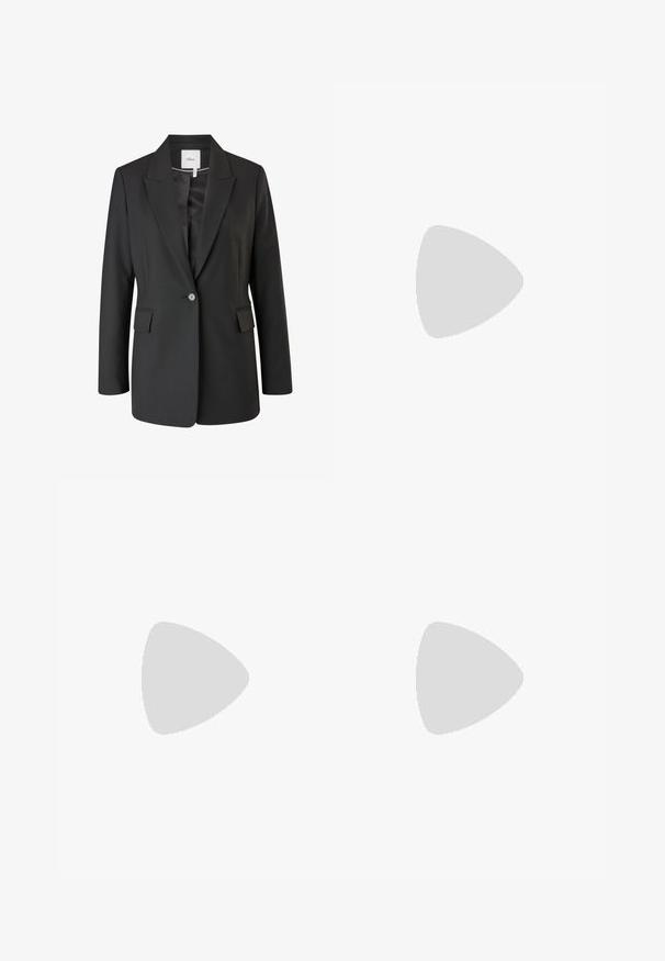 Schwarzer Blazer aus glattem Stoff, mit Reverskragen, einreißiger Knopfschluss, zwei Fronttaschen und taillierter Passform.; Weiße Langarmbluse mit gebundenem Halsband mit schwarzen Rändern, dargestellt auf weißem Hintergrund.; Schwarze Hosen mit maßgeschneidertem Schnitt, die seitliche Taschen, eine glatte Textur und ein elegantes Design aufweisen, das sich zum Knöchel hin verjüngt.; Schwarze Leder-Pumps mit spitzem Zehenbereich und schmalem Absatz, glatter Textur und ohne sichtbare Verzierungen. Sauberes Design mit minimalistischem Ästhetik.
