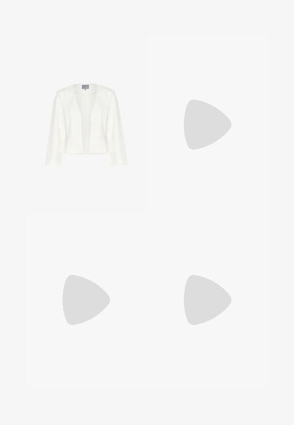 Hvid dameblazer med lange ærmer og åben front, skræddersyet pasform og et mærke indeni kraven.; Hvid, kortærmet, figursyet skjorte med sort kant ved rund halsudskæring og ærmekanter, lagt fladt på en hvid baggrund.; Lyseblå, lige cowboybukser med frontknap, lynlås og fem lommer, vist på en hvid baggrund.; Knæhøj sort læderstøvle med spids tå, høj stiletthæl, glat finish og et enkelt, strømlinet design uden pynt.