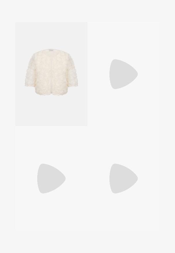 Hvid jakke med korte ærmer dækket af 3D blomsterapplikationer med rund halsudskæring og åben front.; Strapless kjole i creme med præget blomsterdesign i lys beige. Tætsiddende design, glat tekstur, knælængde klip, og ingen synlige lukninger.; Beige laklæder Mary Jane-sko med rund tå, spænde og lav blokhæl.; Lysblå clutch med en tekstureret overflade, der har klare, hævede dråber. Sølvfarvet hardware ved lukningen øverst, rektangulær form.