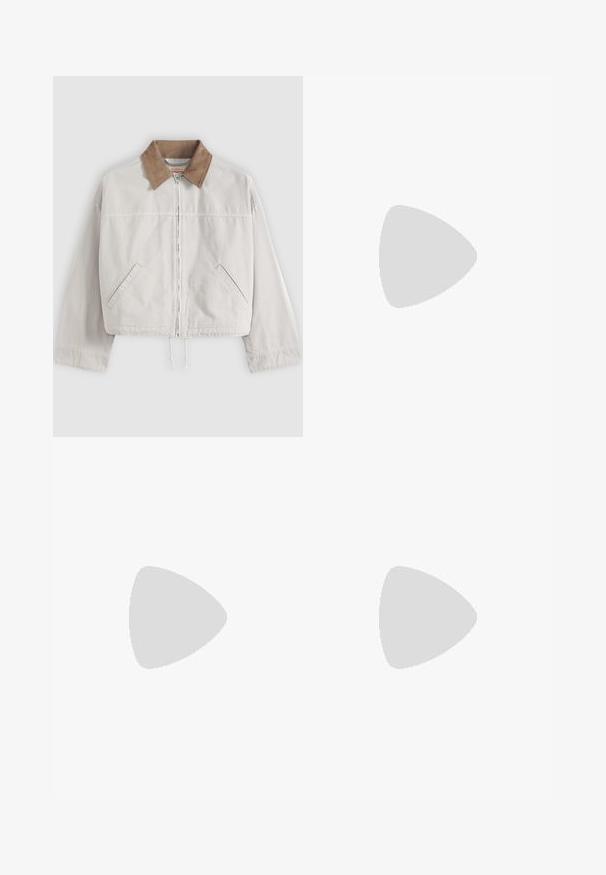 Lichtbeige jas met ritssluiting, bruine ribfluwelen kraag, lange mouwen, schuine zijzakken en tunnelkoord onderaan.; Polo met korte mouwen, voorzien van dunne horizontale multicolor strepen en een effen zwarte kraag met een knoopsluiting met twee knopen.; Khaki mini rok van zacht stof, met een zijsluiting met knopen, een gladde textuur en een licht uitlopende silhouet met een zoomlijn boven de knie.; Witte suède sneakers met roze accenten, voorzien van drie strepen en een gouden logo. Textuur in de neuskap en een bruine rubberen zool. Klassiek ontwerp.