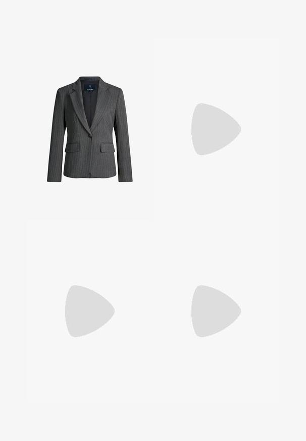 Dunkelgrauer Nadelstreifenblazer mit einem vorderen Knopf, Kerbkragen und zwei Klappentaschen, Vorderansicht auf weißem Hintergrund.; Weiße Bluse mit langen Ärmeln aus glattem Stoff, klassischem Kragen, durchgehender Knopfleiste und geknöpften Manschetten. Einfaches, minimalistisches Design.; Dunkelgraue Tailor-Hosen mit geradem Bein, gefalteter Vorderseite und umgeschlagenen Säumen. Hergestellt aus glattem Stoff und mit einem klassischen Bund versehen.; Damen Metallic Silber Leder Schuh mit niedrigem Blockabsatz, spitzer Spitze und V-förmiger Öffnung an der Seite.