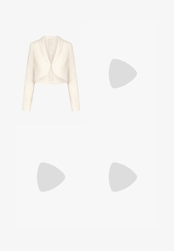 Hvid cropped jakke med lange ærmer, brede revers og en blondelinning. Glat tekstur, tætsiddende form og enkelt lukning foran.; Gul lagdelt kjole med et flydende design, der har spaghetti stropper og en rynket ryg. Pyntet med en blomsterdetalje ved stropperne.; Damernes off-white spids tå flad sko med dobbelt rem og lille gylden knapdetalje, og lav sort hæl.; Hvid aftentaske pyntet med perler, palietter og små krystaller, med sølvspænde og en tynd sølvkæde.
