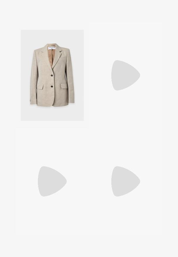 Lichtbeige getailleerde blazer met twee knopen aan de voorkant, notch-revers, klepzakken en een zichtbaar merkembleem binnenin de kraag.; Lichtgrijze oversized trui van zacht breiwerk, met een ronde halslijn en driekwart mouwen. Eenvoudige en gladde textuur.; Witte high-waisted geplooide broek met riemlussen, rechte brede pijpen en voorplooidetails.; ESTRO Z NATURALNEGO ESTRO - Mocassins - beige