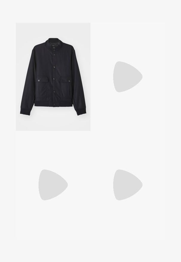 Navy blue jas van zacht materiaal, met een hoge kraag, voor een knoopsluiting, twee borstzakken en een geribde zoom en manchetten.; Witte t-shirt met korte mouwen, gemaakt van katoen. Heeft een ronde halslijn en een comfortabele pasvorm zonder zichtbare patronen of accessoires.; Donkerblauwe spijkerbroeken van denim met een middelhoge taille, recht gesneden pijpen, vijf zakken en een klassieke metalen knoopsluiting.; Donkerbruine leren Chelsea-laars met elastische zijpanelen, een trekriem achterop en een platte zwarte zool, getoond in profiel tegen een witte achtergrond.