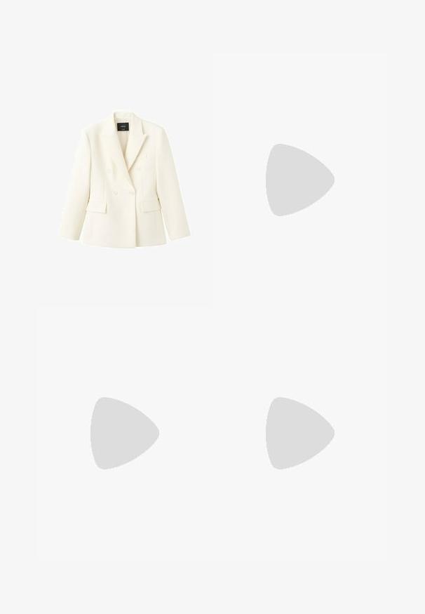 Mango Blazer - ecru; Mouwloos geribd lavendelcroptop met col, aansluitende pasvorm en verticaal textuurpatroon.; Gebroken witte wijde broek met riemlussen, platte voorkant en rechte snit, ontworpen voor een ontspannen pasvorm.; Zilveren metalen balletschoenen met een puntige neus, twee smalle banden met vierkante gespen en een lage zwarte zool. Gladde textuur.