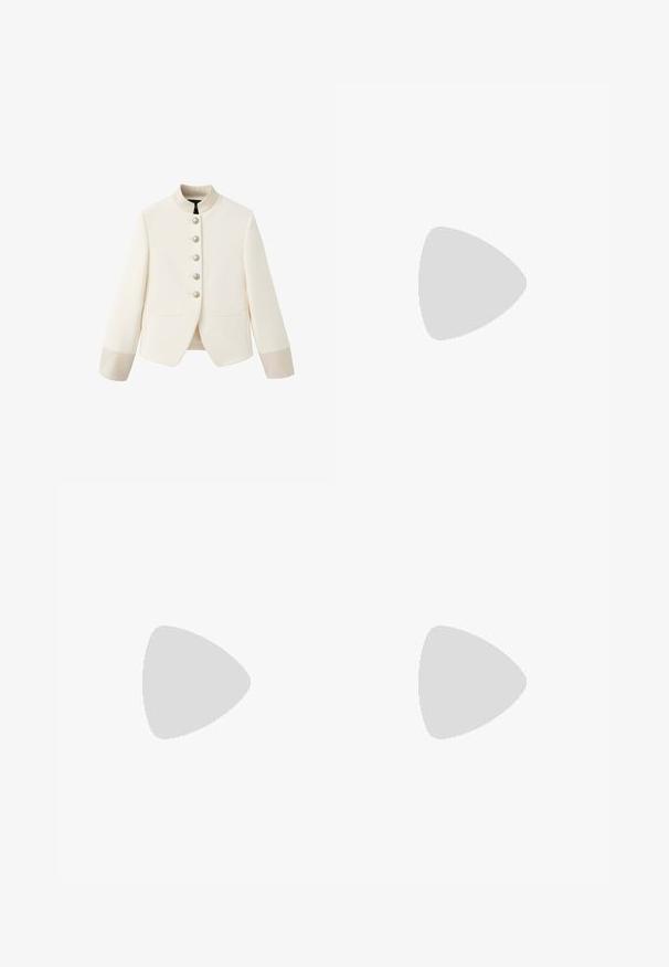 Hvid cropped blazer med stående krave, fem perleknapper foran, lange ærmer og to frontspidslommer.; Hvid skjorte med lange ærmer og knapper foran, klassisk krave og knaplukning; har et glat, let stof og afrundet kant.; Bukser med vide ben i cremefarve med elastik i taljen, lavet af blødt, flydende stof, designet til behagelig afslappet brug.; Beige patenteret læder højhælet pumpe med spidse tæer, lavudskårne sider og en slank hæl. Glat struktur med en blank finish.