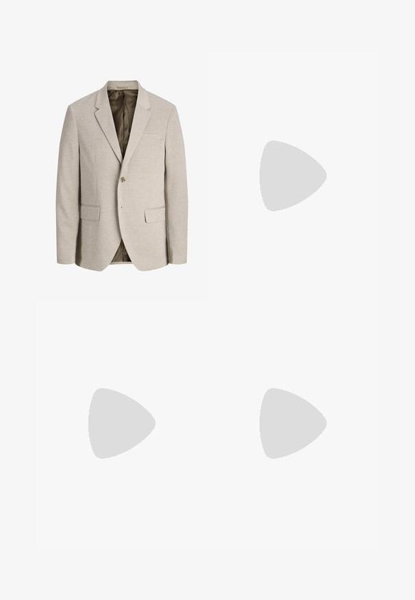 Blazer beige pour homme avec revers à crans, fermeture simple bouton, deux poches avant avec rabat, et doublure intérieure foncée.; Chemise homme à manches courtes avec boutons, fond bleu marine et grand motif floral beige et pêche, avec une poche poitrine côté gauche.; Short en coton beige avec passants pour ceinture, fermeture par bouton, poches avant et ourlets retroussés, étiqueté Jack & Jones Pants Studio.; Baskets blanches avec une tige à texture lisse, bout arrondi et laçage traditionnel, arborant un design minimaliste et une semelle en caoutchouc.