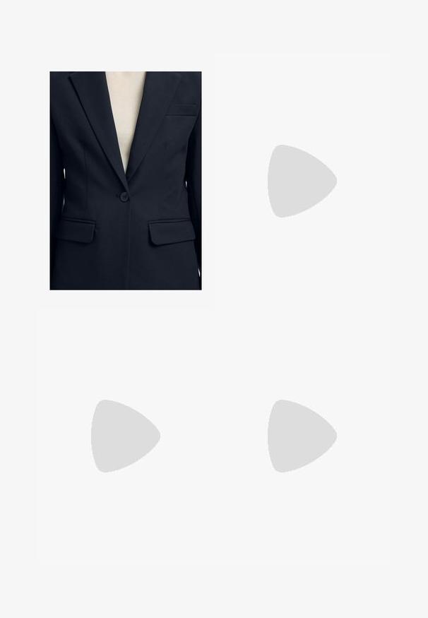 Blazer negro de un solo botón con solapas con muesca, dos bolsillos delanteros con solapa y un bolsillo en el pecho sobre un top beige.; Camisa de manga larga con rayas horizontales en azul marino y blanco y cuello redondo, con la marca GANT en el puño de la manga.; Pantalones negros ajustados de corte entallado, con una textura suave y una cinturilla plana. Presentan presillas para cinturón y sin patrones o acentos visibles.; Lauren Ralph Lauren WYNNIE - Zapatos sin cordones - black