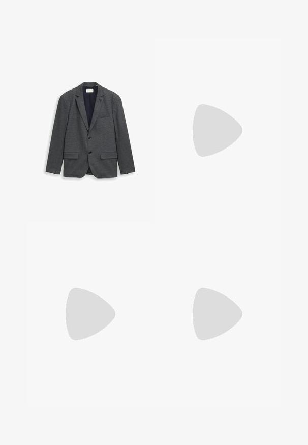 Donkergrijs herenblazer met inkeping revers, twee knopen, klepzakken en borstzak, weergegeven op een witte achtergrond.; Lange mouwen polo shirt in lichtblauw met een contrasterende marinekleurige kraag. Katoenen materiaal, met een klein logo op de linkerborst. Klassieke pasvorm.; Grijze katoenen broeken met een rechte snit, vo pockets en een knoopsluiting. Bevat subtiele branding en een soepele textuur.; Lage witte sneaker met vetersluiting, glad leren bovenwerk, gevoerde kraag en dikke rubberen zool, zijaanzicht op witte achtergrond.