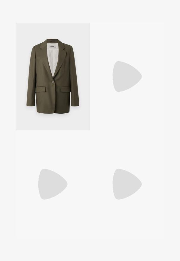 Oliven grøn blazer med enkelt knaplukning, klapkrave, to forlommer og et glat, struktureret stof. Indvendig foring er hvid.; Sort bluse med V-udskæring, flæsekrave, gennemsigtige lange ærmer og blondeaccenter på skuldrene. Let og luftig stof.; Mørkegrå højttaljede bukser med vide ben og lukning foran med knap og lynlås, lavet af struktureret stof.; Bourgogne laklæder slingback-hæl med spids tå, tynd ankelrem og lille dekorativ spænde. Glat tekstur og høj hæl.