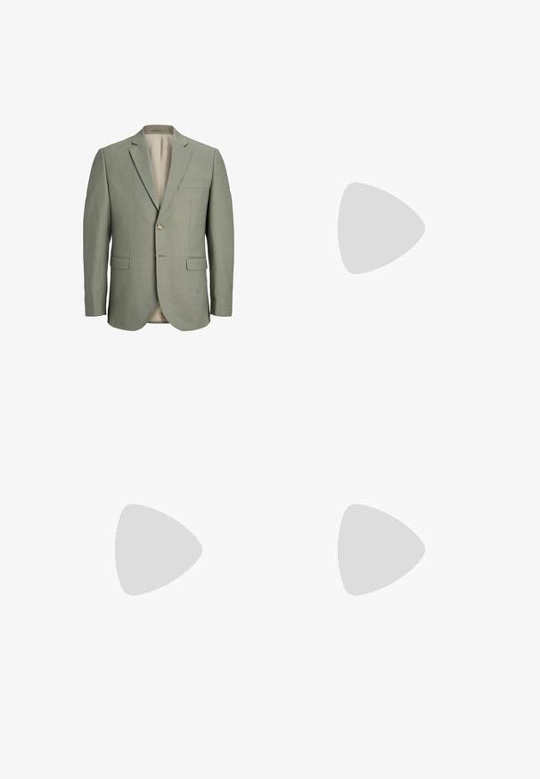 Lichtgrijze herensblazer met een rij knopen, met inkepingrevers, twee voorzakken met klep, één borstzak en twee knopen aan de voorkant.; Zwarte gebreide trui met een ronde hals, geribde manchetten en zoom. Het ontwerp is recht en heeft verlaagde schouders voor een comfortabele pasvorm.; Zwarte rechte broek met knoopsluiting aan de voorkant, riemlussen en zijzakken, getoond op een witte achtergrond.; Zwarte leren sneaker met witte strepen, een gestructureerde rubberen zool en vetersluiting aan de voorkant. Voorzien van een merklabel op de tong.