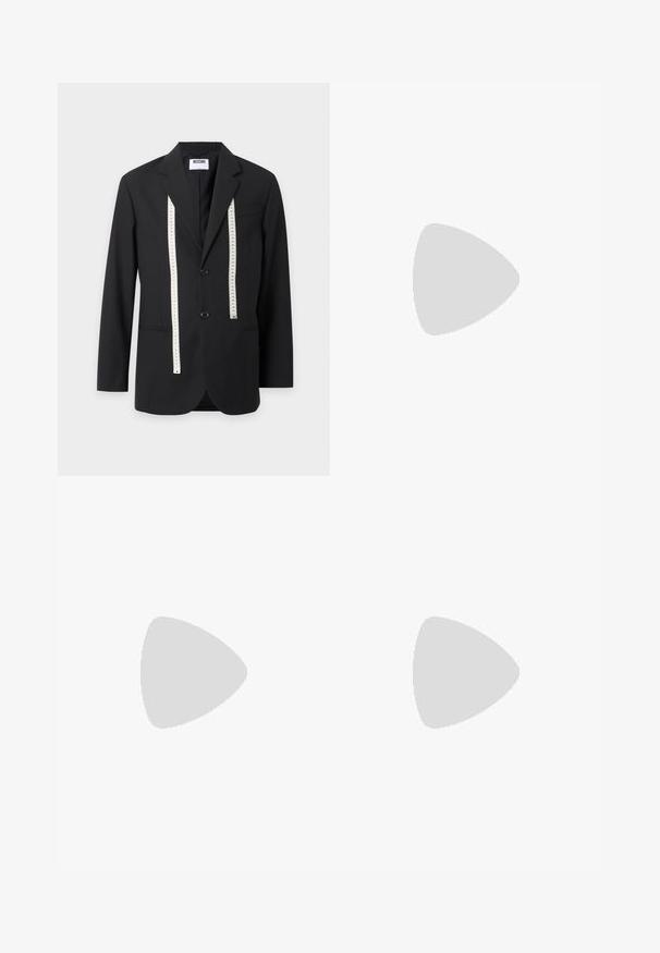 Zwarte Moschino blazer met twee knopen aan de voorkant en een wit meetlint dat aan de voorkant hangt op een effen lichte achtergrond.; Donkergroen turtleneck trui van zacht, lichtgewicht materiaal. Heeft lange mouwen en een getailleerd ontwerp met ribbels bij de manchetten en halslijn.; Bruine op maat gemaakte broek met een subtiel ruitpatroon, vlak voor, slim fit, rechte pijpen en een gladde textuur.; Zwarte leren dresschoenen met een gepolijste afwerking, ronde neus, vetersluiting en een lage gestapelde hak, met een subtiele naaddetail.
