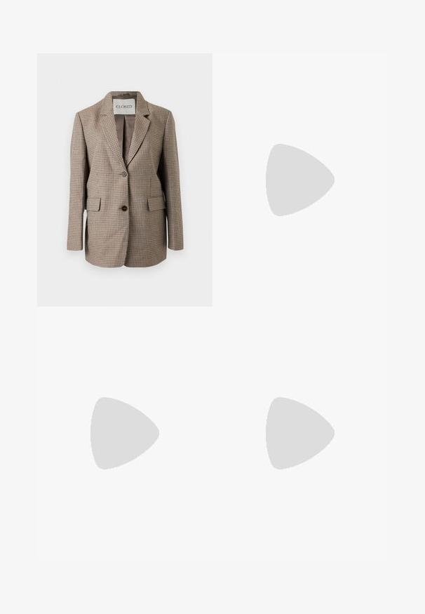 Bruin en beige geruite blazer met twee voorste knopen en klepzakken, met een ingesneden reverskraag en een gladde voering.; Gebreide top met korte mouwen, V-hals en chevronpatroon in beige, wit, lichtgroen en koraalkleuren, losse pasvorm.; Lichtgewassen, hooggetailleerde jeans met rechte pijpen, voorzakken, knoopsluiting en subtiele vervaagde details.; Zwarte suède sneaker met witte drie strepen, gouden logo en een bruine rubberen zool. Heeft een laag profiel vetersluiting ontwerp.