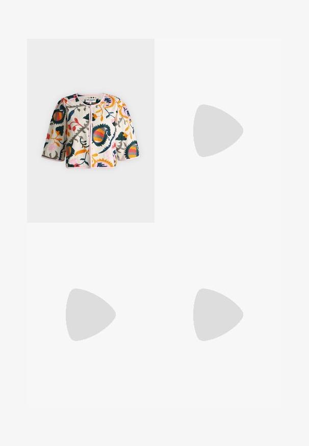 Witte jas met grote kleurrijke bloemrijke borduursels, driekwart mouwen, ronde halslijn en knoopsluiting aan de voorkant.; Asymmetrisch langslavend top in een blauw en roze abstract patroon, met een geplooid textuur en een ronde hals. Gemaakt van een lichtgewicht stof.; Gerimpelde rok in een blauw ombre patroon, gemaakt van rekbare stof. Heeft een klassieke kokerlijn en een gestructureerd oppervlak.; Lichtblauwe haksandalen, gemaakt van glad rubber, met een sculpturaal ontwerp van golvende banden en een stevige hak.