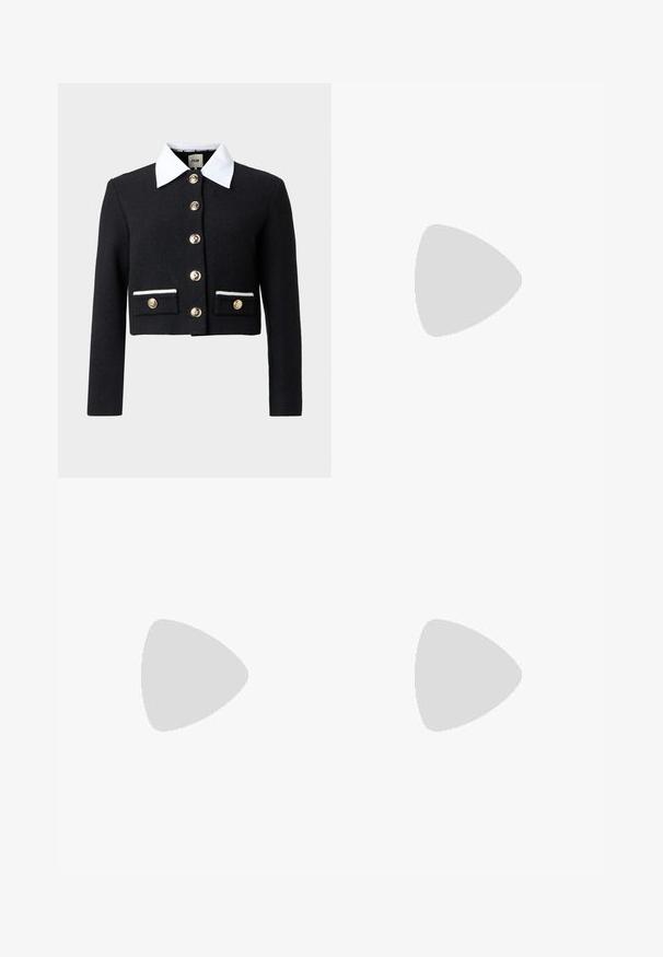 Sort kort jakke med hvid spids krave, guldknapper foran og på to forlommer med hvid kant.; Sort ribbet top med korte ærmer med hvidt bølget krave- og ærmekant, med fire gyldne knapper foran ved halsudskæringen.; Sort tætsiddende nederdel med forlommer, dekorative guldknapper og et tyndt guldkjedebælte med en kvast på højre side.; Sort patenteret læder slingback stiletto med spids tå, slank hæl og et subtilt udskæringsdesign. Har en gylden spænde på remmen.