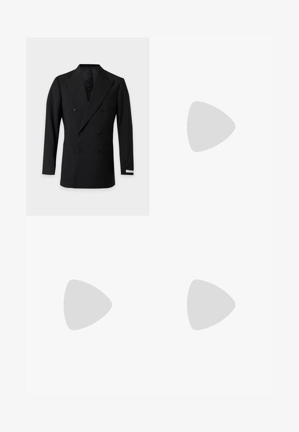 Blazer noir croisé à six boutons, revers crantés, deux poches plaquées basses et une étiquette sur le poignet gauche.; Chemise noire à manches longues avec un motif paisley texturé subtil, dotée d'un col pointu et d'une fermeture à boutons sur le devant. Tissu lisse.; Pantalon noir taille haute, sur-mesure, avec passants pour ceinture, plis sur le devant, fermeture par bouton et jambes droites larges sur fond clair.; Chaussure de ville en cuir noir avec une finition polie, bout rond, design à lacets et un petit talon empilé, présentant un détail de couture subtil.