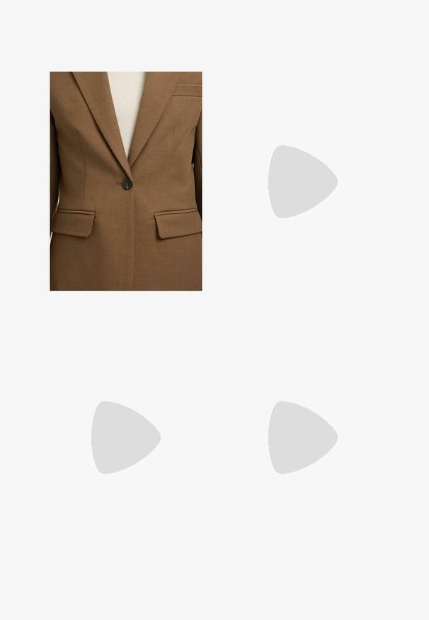 Bruine blazer met één knoop, revers en klepzakken, gedragen over een witte top, getoond van borst tot taille.; Witte satijnen bloes met lange mouwen, ronde halslijn en geplooide details. Heeft iets gepofte mouwen en een gladde textuur.; Second Female JUN  - Broek - trench coat; Bruine leren loafer met een metalen bitdetail aan de voorkant en een lage zwarte hak, zijaanzicht op een neutrale achtergrond.