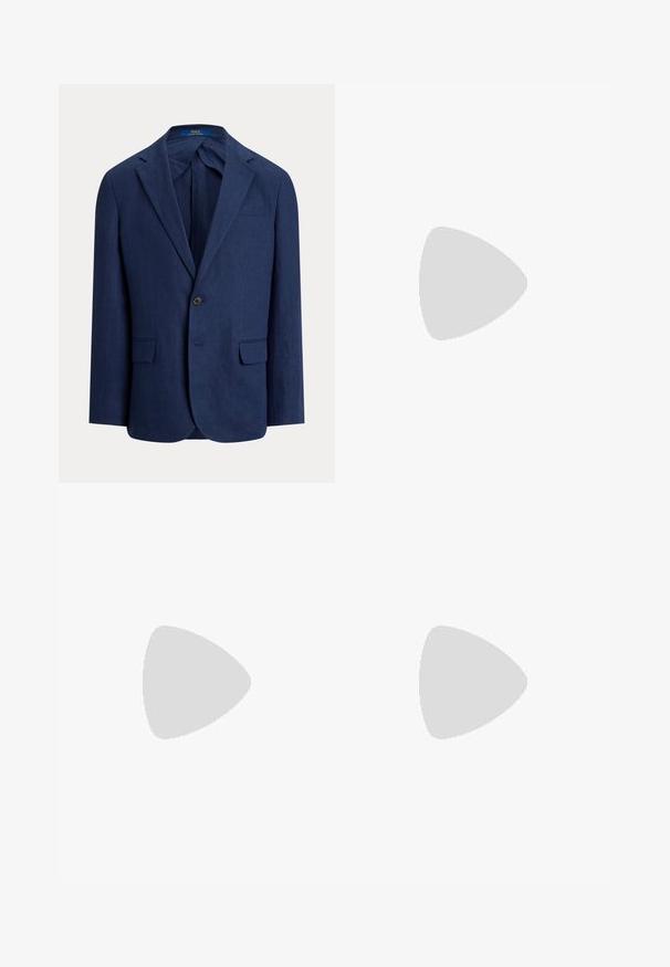 Blazer bleu marine pour homme à un bouton, avec revers en encoche, poches à rabat et étiquette Polo Ralph Lauren visible à l'intérieur du col.; Chemise blanche à manches longues avec boutons et col, avec un petit logo foncé sur la poitrine gauche, posée à plat sur un fond clair.; Chinos beige avec une coupe slim, en coton. Comprend une fermeture à bouton, des passants de ceinture et des détails de couture subtils sur les poches.; Mocassin à enfiler en cuir marron avec détails surpiqués et semelle noire, présenté de profil sur un fond blanc uni.