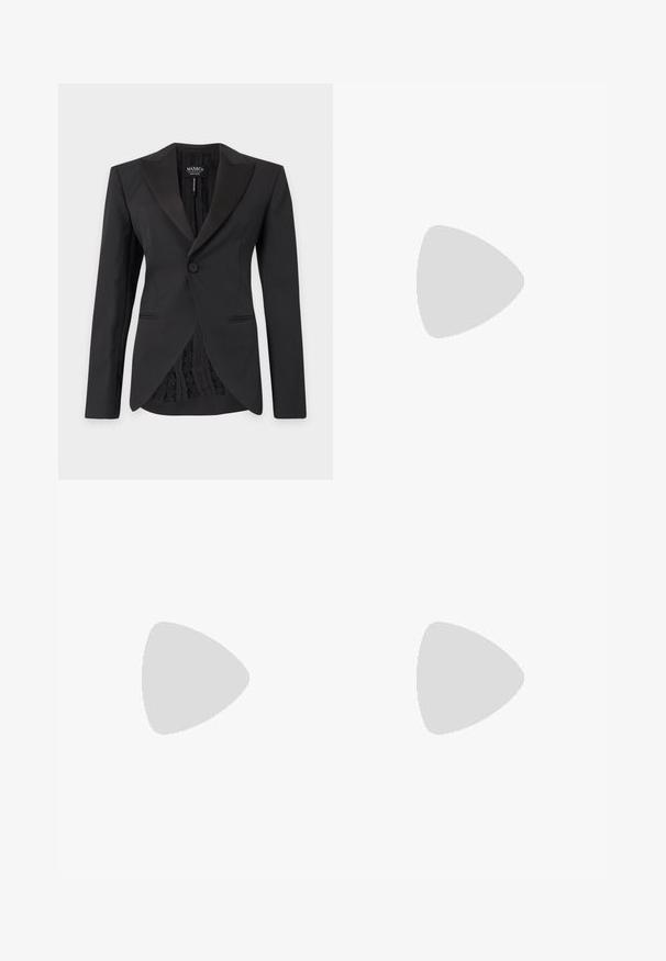 Blazer noir pour femmes, taillé sur mesure, avec une fermeture par un bouton, des revers crantés, des poches avant et un détail de doublure intérieure en dentelle.; Chemise blanche à manches longues boutonnée, col pointu, larges poignets avec fine bordure noire près des extrémités, devant uni et coupe décontractée.; Pantalon noir taille haute, jambes droites, avec larges passants de ceinture et fermeture avant dissimulée sur un fond clair.; Sandale à talons hauts en cuir noir avec une lanière de cheville. Présente une texture lisse, un bout ouvert et un talon fin. Détail de boucle en ton doré.