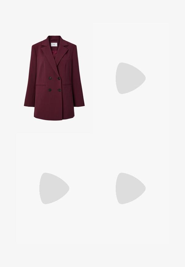 Blazer de mujer cruzado en burdeos oscuro con solapas anchas, cuatro botones negros, dos bolsillos laterales y un bolsillo en el pecho, con etiqueta YAS.; Top blanco de manga larga y cuello alto, confeccionado en una tela suave y elástica. Presenta un diseño ajustado, sin patrones o adornos visibles.; Pantalones de pierna ancha hechos de una tela texturizada de color gris oscuro, con pliegues frontales, cierre de botón y bolsillos laterales para mayor funcionalidad.; Zapatos de cuero negro con puntera redondeada, diseño de cordones y suela de goma gruesa con surcos profundos. Detalles de costura simple a lo largo de los bordes.