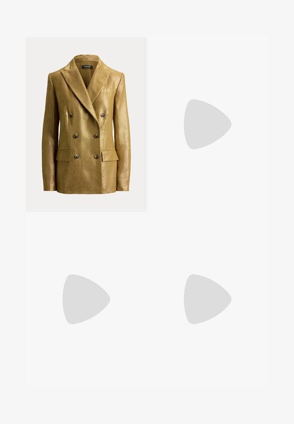 Blazer métallique doré à double boutonnage avec revers crantés, six boutons, poches à rabat et épaules structurées, présenté sur un fond uni.; Robe en sequins dorés avec une silhouette ajustée, des bretelles spaghetti et un ourlet évasé. La surface texturée réfléchit la lumière, accentuant le scintillement.; Sandale à talon haut dorée avec lanières entrelacées à l'avant, fine bride à la cheville et talon stilettos.; Pochette rectangulaire beige texturée avec bandoulière chaîne dorée et fermoir doré orné de strass sur fond blanc.