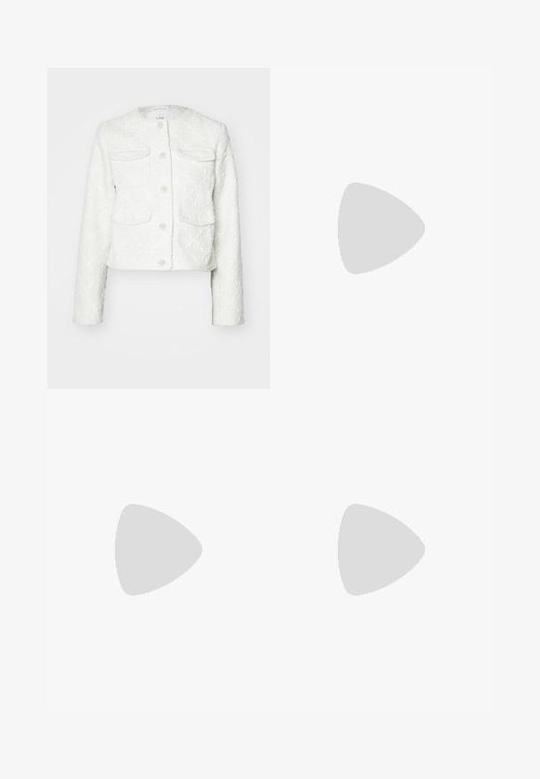 Veste blanche cropped en tissu texturé. Elle se caractérise par quatre poches, une fermeture à boutons avec des accents décoratifs, et un col rond.; Blouse noire à manches bouffantes longues, encolure ronde et ourlet légèrement arrondi. Fabriquée en tissu lisse et léger avec des poignets boutonnés.; Pantalons plissés noirs avec une taille élastique. Présente des jambes larges et un tissu lisse texturé avec des rayures verticales.; Mocassins en cuir noir avec une finition lisse, ornés d'une bande décorative, à bout rond et avec une semelle texturée. Portés avec une longue jupe en cuir noir.