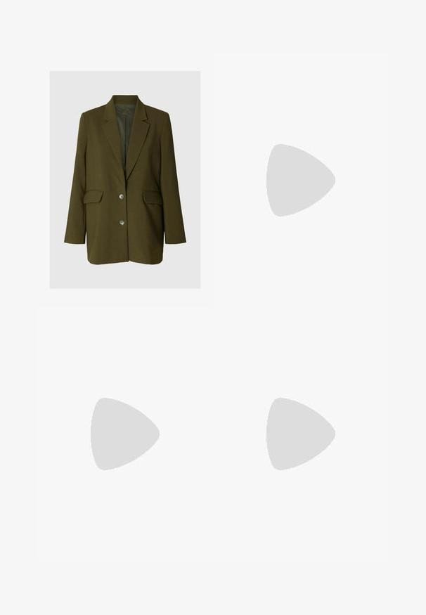 Olijfgroene blazer met inkeping in de revers, twee klepzakken aan de voorkant, twee knopen en lange mouwen, getoond op een neutrale achtergrond.; Witte T-shirt met korte mouwen en zwart "PEGADOR" tekstlogo gecentreerd op de borst, met een ronde hals en een relaxte pasvorm.; Zwarte high-waist jeans met wijde pijpen, sluiting aan de voorkant met knopen en rits, voorzakken en rafelige zoom.; Zwarte leren enkellaars met een stevige, gestructureerde rubberen zool, elastische zijpanelen en een lus aan de achterkant voor gemakkelijk aan- en uittrekken.
