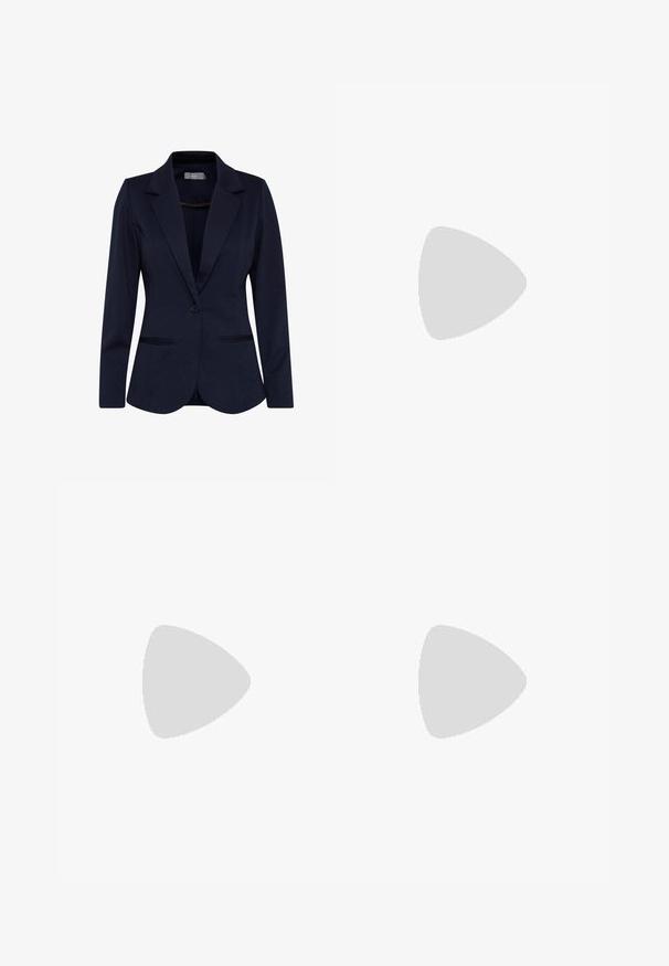 Dunkelblaues, tailliertes Damenblazer mit langen Ärmeln, Revers mit Kerb, Ein-Knopf-Verschluss und zwei vorderen Schlitztaschen.; Hellblaues Hemd mit langen Ärmeln, klassischem Kragen und einem glatten, leichten Stoff. Verfügt über eine Knopfleiste vorne und einen abgerundeten Saum.; Dunkelgraue Denim-Hosen mit geradem Bein, frontalen Taschen und einem Knopfverschluss. Das Material hat eine glatte Textur und minimale Hardware-Details.; Braune Lederloafer mit runder Zehenpartie und dezentem Nähen, ausgestattet mit einem goldfarbenen Hardwaredetail an der Vorderseite, montiert auf einem niedrigen Absatz.