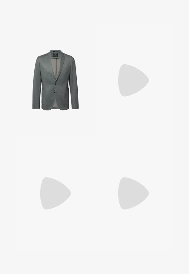 Blazer texturizado de un verde oscuro con solapas de pico, dos botones, bolsillos frontales y forro interior. Diseño ceñido para una apariencia elegante.; Camiseta de algodón de manga corta en color negro, con cuello redondo y un pequeño logo cerca del dobladillo. Textura suave, corte regular.; Pantalones negros de corte recto con pinzas delanteras, cierre de botón y cremallera, y cordón ajustable en la cintura.; Zapato de vestir negro de cuero con un diseño elegante, punta redonda, cierre de cordones de cinco ojales y un tacón bajo apilado. Textura suave, sin patrones visibles.