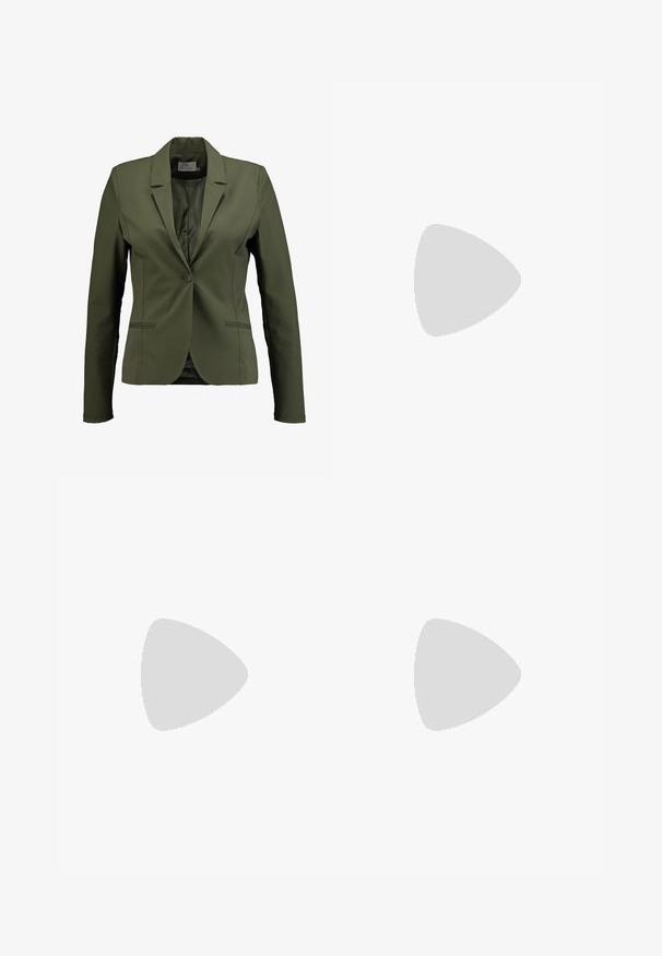 Oliven grøn blazer lavet af glat stof, med en enkelt knaplukning, klapkrave og sidelommer. Simpelt design med rene linjer.; Ribbet langærmet sweater i lys beige, lavet af strækbart stof. Har en rund halsudskæring og tætsiddende silhuet med ribbede manchetter.; Esprit SUS MR SKINNY - Jeans Skinny Fit - black rinse; Beige ruskinds højhælede sandaler med krydsrem-design, justerbar ankelspænde og en 3-tommer blokhæl. Glat tekstur og polerede detaljer.