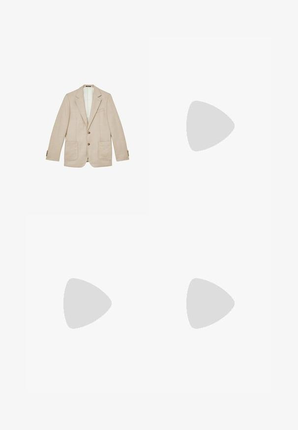 Blazer beige de un solo pecho con solapas con muesca, dos bolsillos delanteros de parche, bolsillo en el pecho y dos botones marrones en el centro.; Jersey beige de manga larga y cuello redondo, hecho de tela de punto suave, con puños y dobladillo acanalados, diseñado para hombres.; Pantalones beige de pierna recta con cinturilla elástica y plisados delanteros, diseñados para un ajuste cómodo.; Mocasines de cuero marrón con un acabado brillante, un diseño cosido en la punta y un tacón bajo. Detalle de marca en relieve en el lateral.