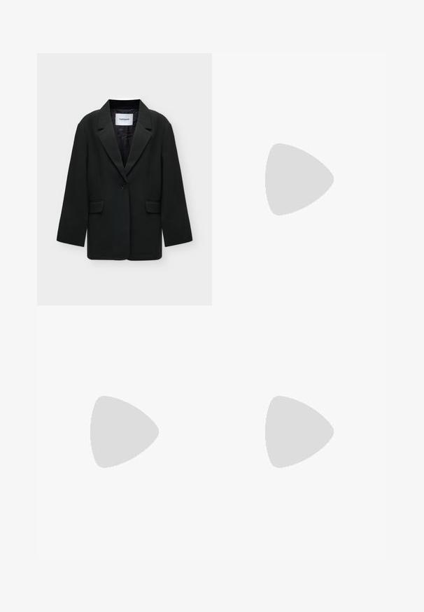 Čierny jednoradový blejzer s výkrojenými klopami a vreckami s klopami, označený "TOPSHOP" na vnútornom golieri, zobrazený na bielom pozadí.; Biela košeľa s dlhým rukávom na gombíky, s ostrým golierom a náprsným vreckom, zobrazená na jednofarebnom pozadí.; Čierne denimové nohavice s širokými nohavicami a vysokým pásom, so prednými a zadnými vreckami, šitými švami a zapínaním na gombík. Hladká textúra.; Čierny kožený mokasín s hrubou ryhovanou podrážkou, švy typu mok toe, detail popruhu na vrchu a pruh na päte, zobrazený z profilu.