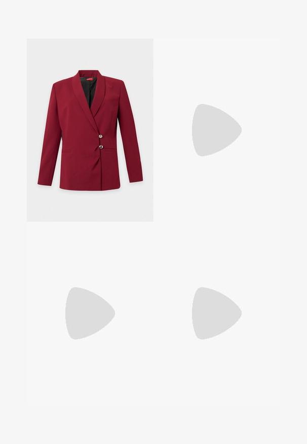 Blazer femme rouge foncé à manches longues, deux boutons argentés, coupe slim et doublure intérieure noire.; Polo court noir à manches courtes avec col, boutonnage devant et nom de marque finement brodé sur la poitrine gauche.; Pantalon slim fit rouge foncé à devant plat et jambes droites, présenté sur un fond blanc uni.; Chaussure plate en cuir noir avec bout arrondi et petit détail de boucle dorée sur le côté, présentée sur un fond clair uni.