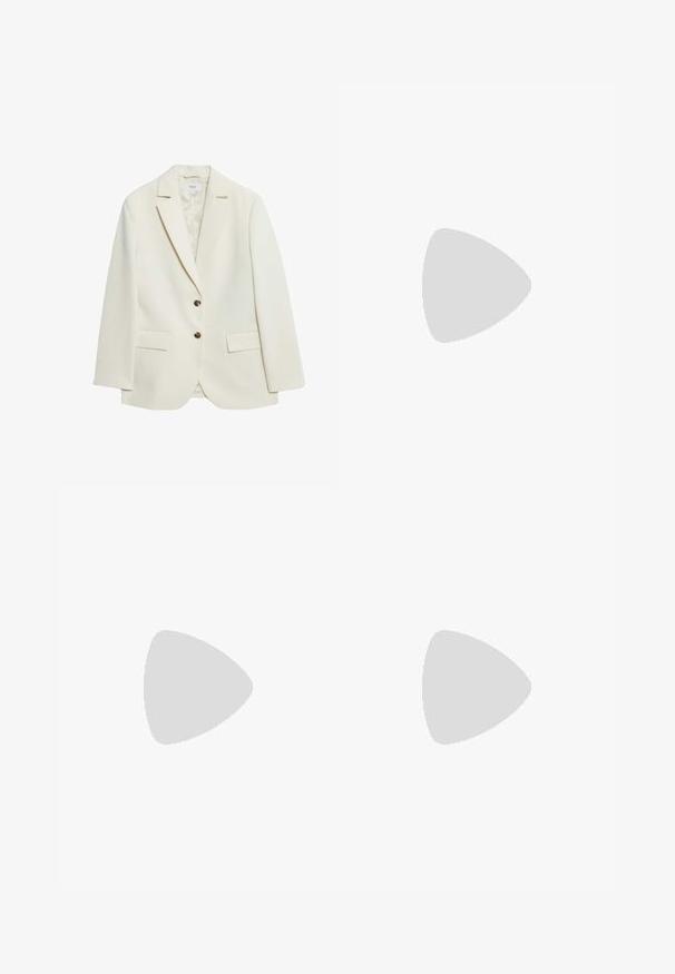 Crème blazer van soepel materiaal, met een reverskraag, twee knoopsluitingen en twee voorkeizen. Minimalistisch ontwerp, getailleerde vorm.; Mouwloos wit gebreid sweater-vest met een geribbelde structuur en een delicate kanten rand aan de zoom.; Witte A-lijn rok met plooien die vanaf een brede tailleband naar beneden lopen, kniehoog, gemaakt van gladde stof.; Slingback schoen met een crèmekleurige bovenkant en een zwarte glanzende neus. Voorzien van een lage blokhak en uitsnijdingen aan de zijkanten.