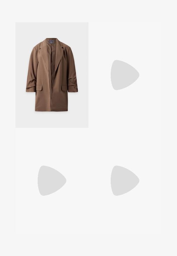 Brun lang blazer med reverskrave og forlommer med klap, vist fladt mod en hvid baggrund.; Kortærmet olivengrøn skjorte med knapper og spids krave, vist på en ensfarvet lys grå baggrund.; Lysblå denimjeans med lige ben design, der har fem lommer, bæltestropper og subtil falming foran.; Brun ruskind Mary Jane-flad sko med en guldspænde og sort sål på hvid baggrund.