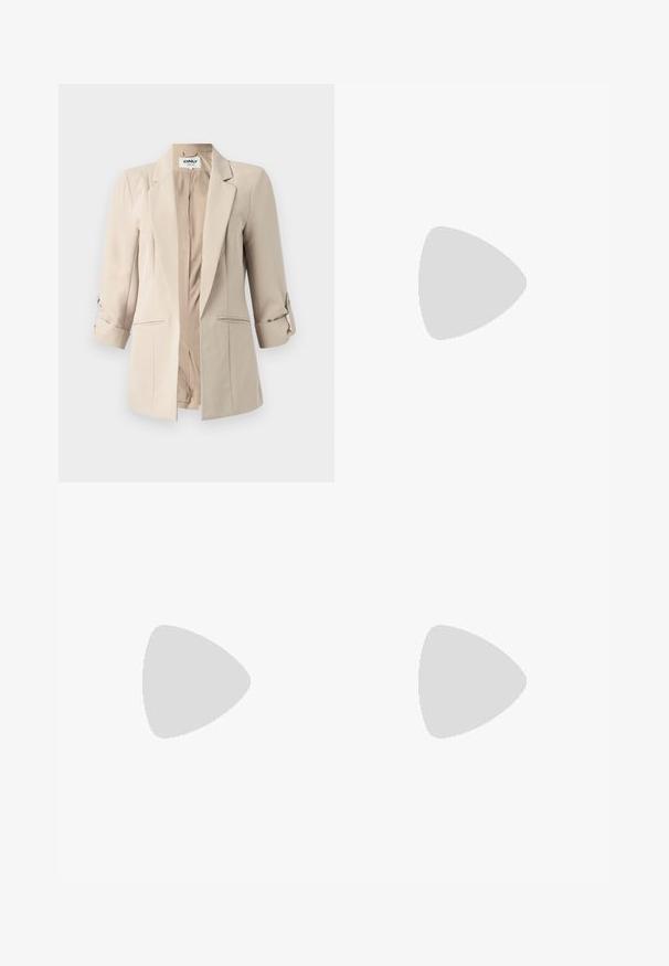 Beige blazer med en skræddersyet pasform, med klapkraver og oprevne ærmer. Har to forlommer og knaplukning. Glat stoftekstur.; Lys beige kjole med V-udskæring, korte pufærmer og en udskåret nederdel. Har frontknapper og et blødt, tekstureret stof.; Ben iført mørke ribbede leggings kombineret med sorte balletsko med små sløjfedetaljer på hvid baggrund.; Lille sort blank håndtaske med to lange håndtag og snøre-detaljer i siden på en ensfarvet lys baggrund.
