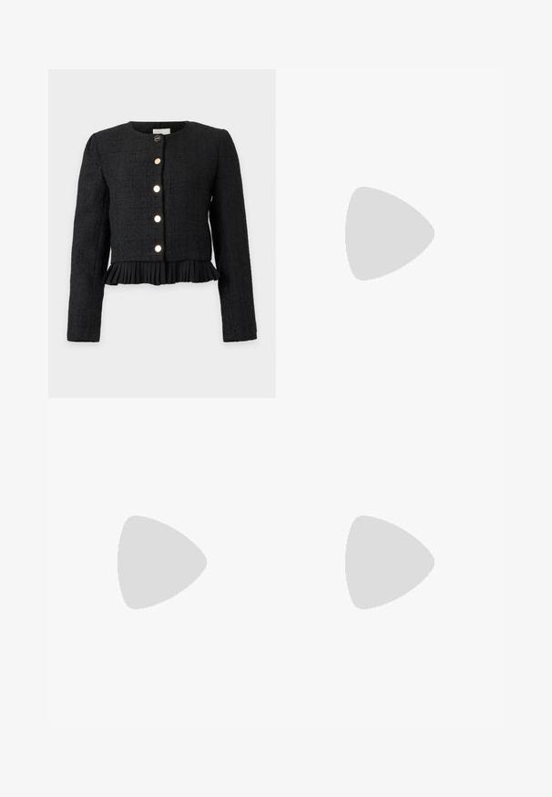 Veste courte noire texturée avec manches longues, encolure ronde, boutons dorés sur le devant et bord plissé à l'ourlet.; T-shirt blanc à manches courtes avec un petit imprimé d'un cœur anatomique rouge et des rayons dorés sur la partie supérieure gauche de la poitrine, étiqueté "Replay."; Jean large taille haute bleu clair avec poches avant, passants de ceinture et fermeture à bouton sur un fond uni.; STAND STUDIO KELSEY - Mules à talons - black