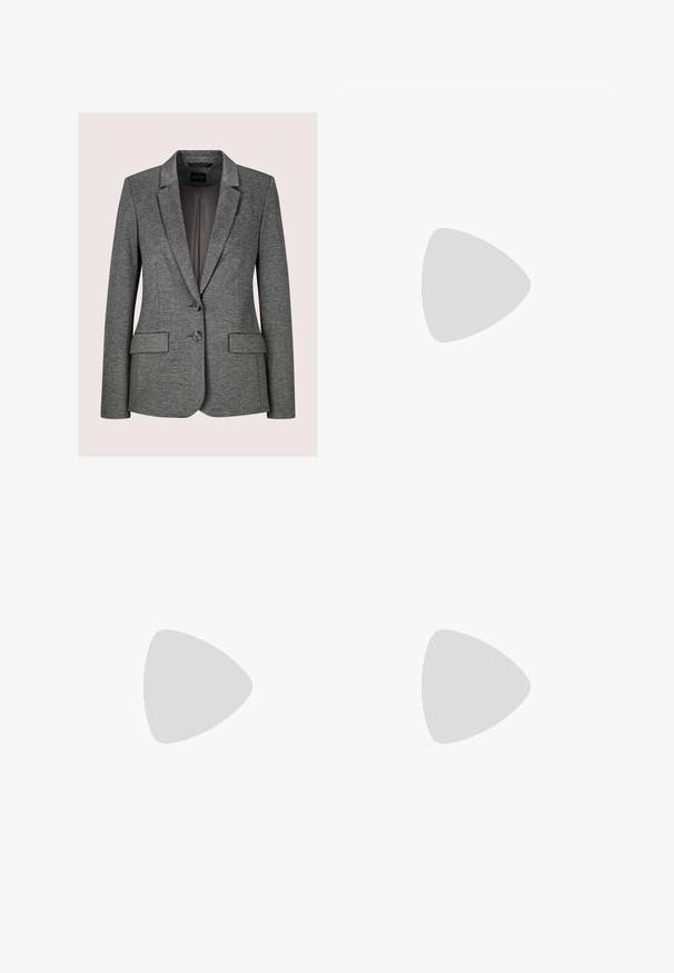 Blazer gris pour femme avec revers crantés, deux poches avant à rabat, deux boutons et manches longues, présenté sur un fond uni clair.; Chemise blanche à manches longues avec un col classique, patte de boutonnage sur le devant et texture de tissu lisse. Présente des poignets boutonnés et une coupe ajustée.; Pantalons tapered à carreaux gris avec passants de ceinture et devant plat, conçus pour une coupe ajustée.; Mocassin en cuir noir avec talon bas et détail de boucle en métal doré sur le côté supérieur.