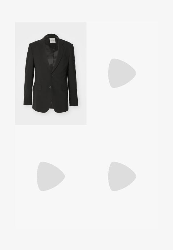 Schwarzer Blazer aus glattem Stoff mit satinierter Oberfläche, mit einem einzelnen Knopfverschluss, Reverskragen und zwei vorderen Taschen.; Langärmliges, geknöpftes Hemd aus dunkelblauem Stoff mit glatter Textur, versehen mit einer durchgehenden Knopfleiste und abgerundetem Saum. Dezenter Glanz auf dem Stoff.; Schwarze, maßgeschneiderte Anzughose mit Gürtelschlaufen und Bügelfalte, vor einem hellgrauen Hintergrund präsentiert.; Schwarzer Leder-Monk-Strap-Herrenschuh mit silberner Schnalle, abgerundeter Spitze, niedrigem gestapeltem Absatz und glatter polierter Oberfläche.