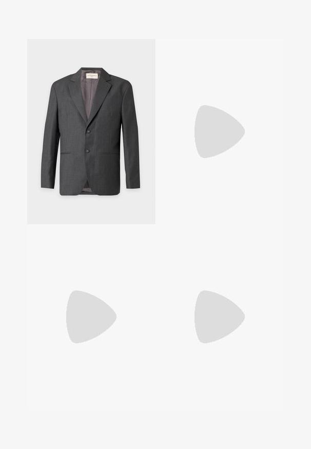 Blazer homme gris foncé à deux boutons, col à revers cranté et poches latérales, présenté sur fond clair.; Chemise blanche à manches longues boutonnée, avec fines rayures verticales noires et col pointu, présentée à plat sur un fond clair.; Pantalon de costume pour homme sur mesure gris foncé avec passants de ceinture et pli avant, présenté sur fond blanc.; Mocassin en cuir noir avec un bout arrondi, des coutures subtiles et un talon bas, présentant une texture lisse et un design minimaliste.