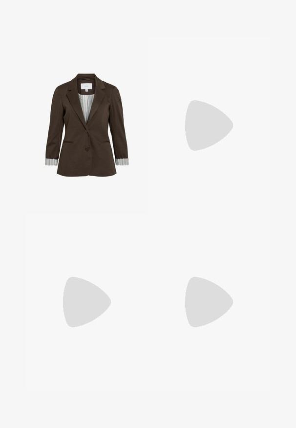 Blazer marrón de corte entallado, con dos botones y bolsillos laterales. Presenta puños a rayas y un forro de rayas finas, confeccionado en un material suave.; Vestido midi negro de manga corta con detalle de cintura fruncida y escote redondo, mostrado sobre un fondo blanco liso.; Tacones altos de salón con estampado de leopardo, punta afilada, tacón negro brillante y correa ajustable en el tobillo. Material suave con un acabado texturizado.; Bolso de cuero beige con doble asa, hebilla y remaches de latón, y una correa de hombro ajustable sobre un fondo blanco.